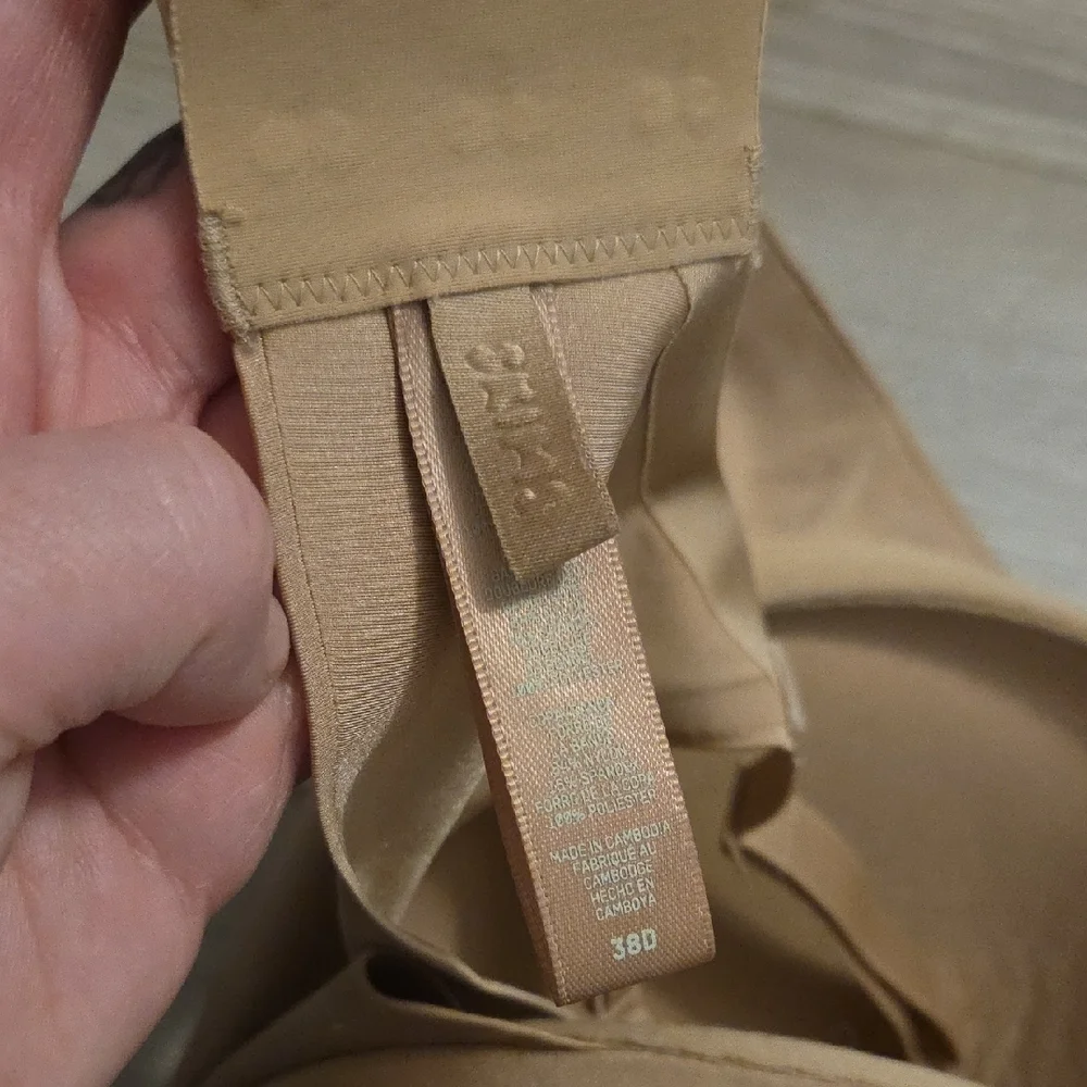 SKIMS Tan Smooth Bra - Picture 2 of 4